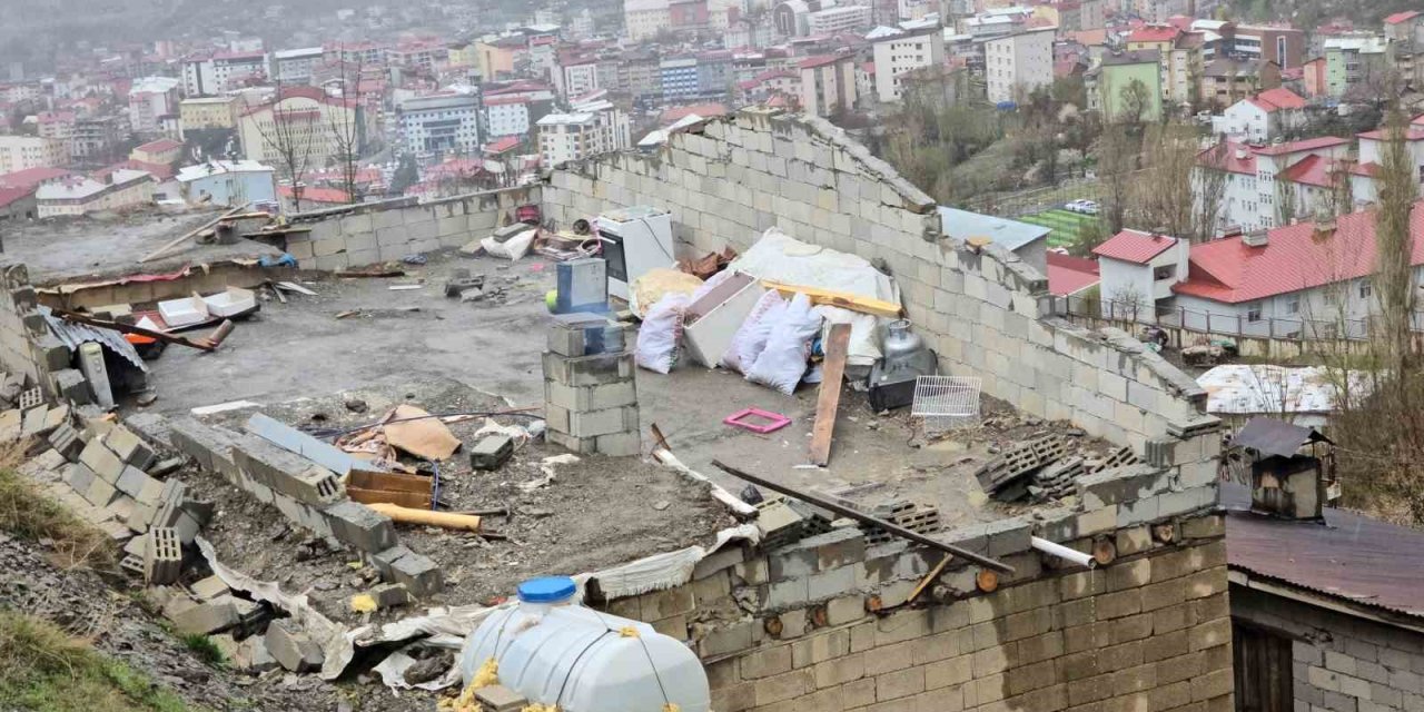 Fırtınanın bilançosu ağır oldu: 93 çatı uçtu, 3 sel baskını yaşandı