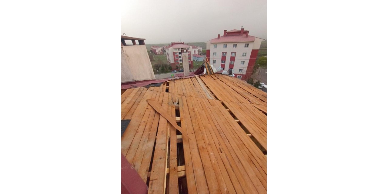 Bingöl’de şiddetli rüzgar nedeni ile binaların çatıları uçtu