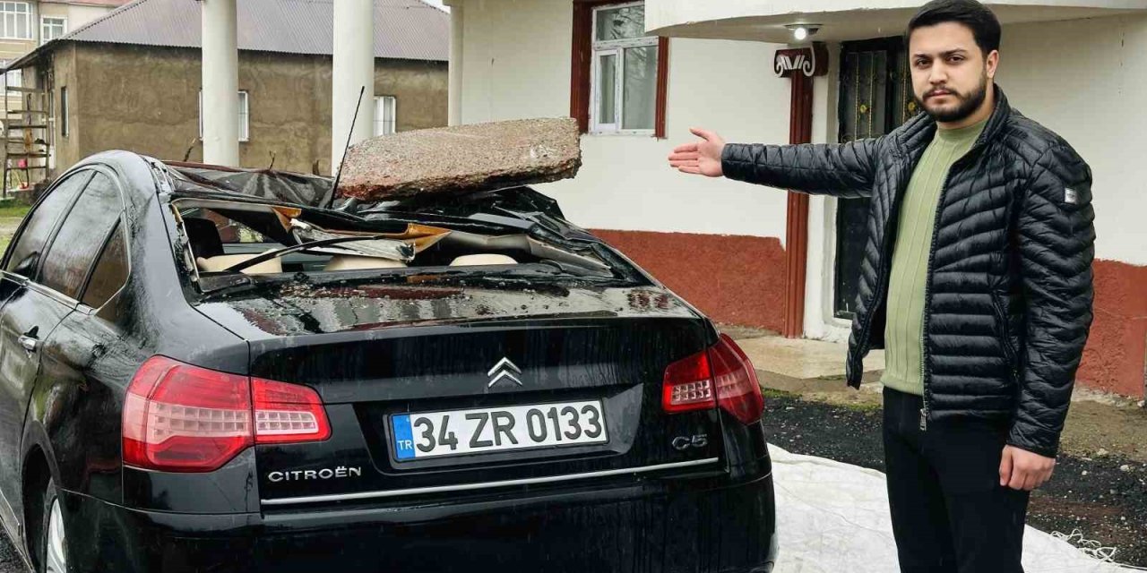 Yüksekova’yı fırtına vurdu: Çatılar uçtu, bir araç hasar gördü