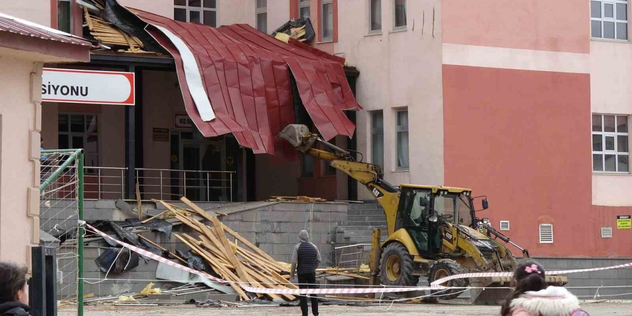 Erzurum’da kuvvetli rüzgâr ve fırtına yıktı geçti