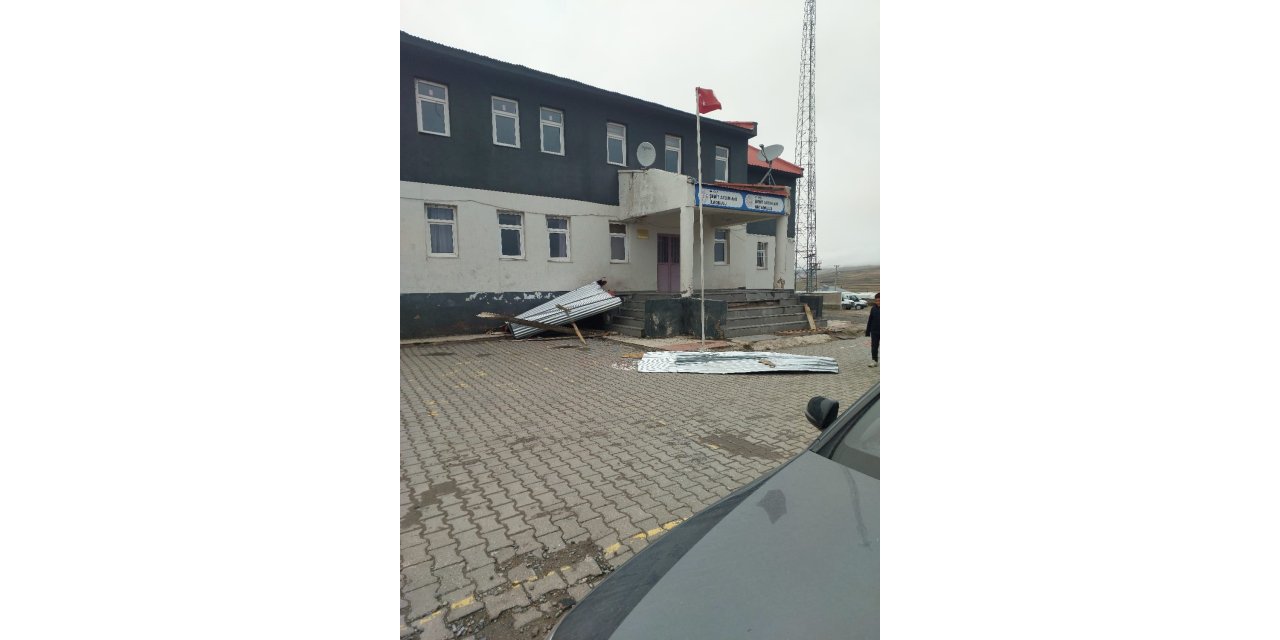 Özalp’te fırtına hasara neden oldu