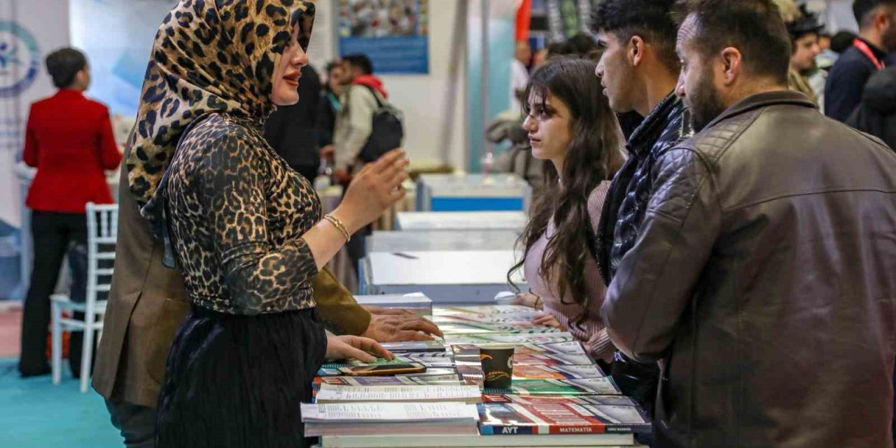 Van Büyükşehir Belediyesi, Doğu Anadolu Kariyer Fuarı’nda stant açtı