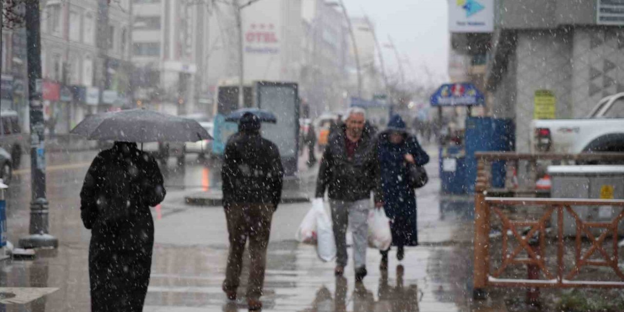 Erzurum’a baharla gelen kar