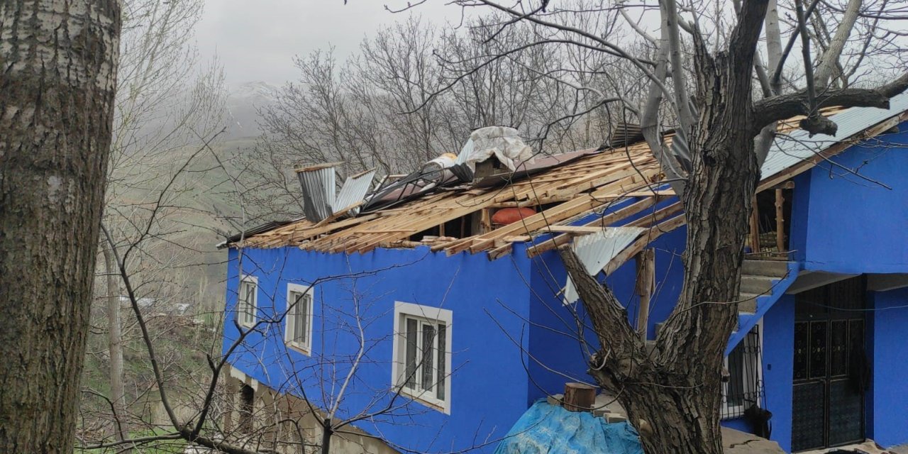 Çatak’ta fırtına hasara neden oldu