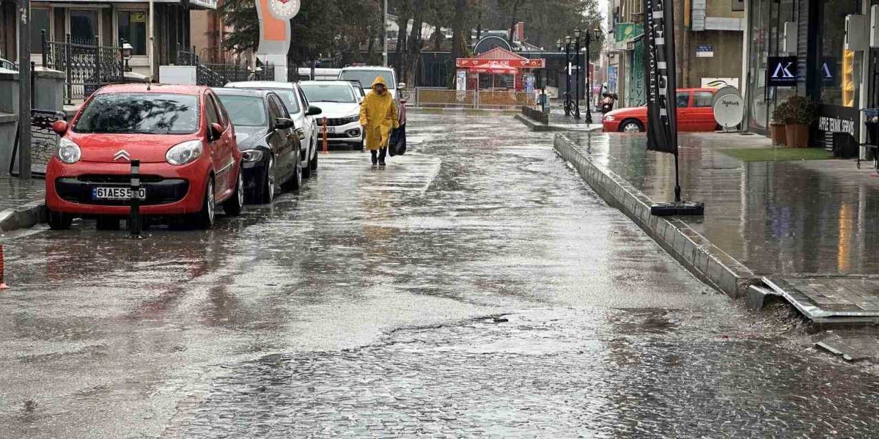 Erzincan’da sağanak sonrası yollar göle döndü