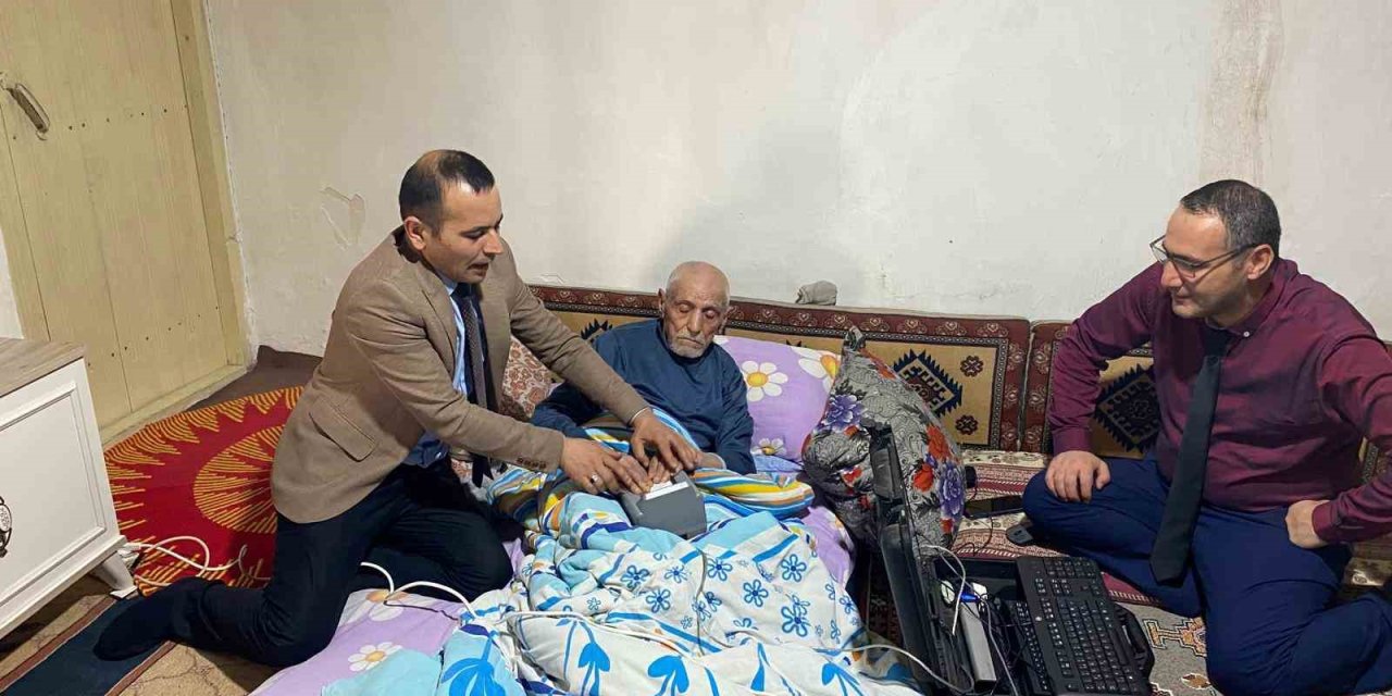 Ağrı’da yatağa bağımlı Hasan amcanın kimliği evinde yenilendi