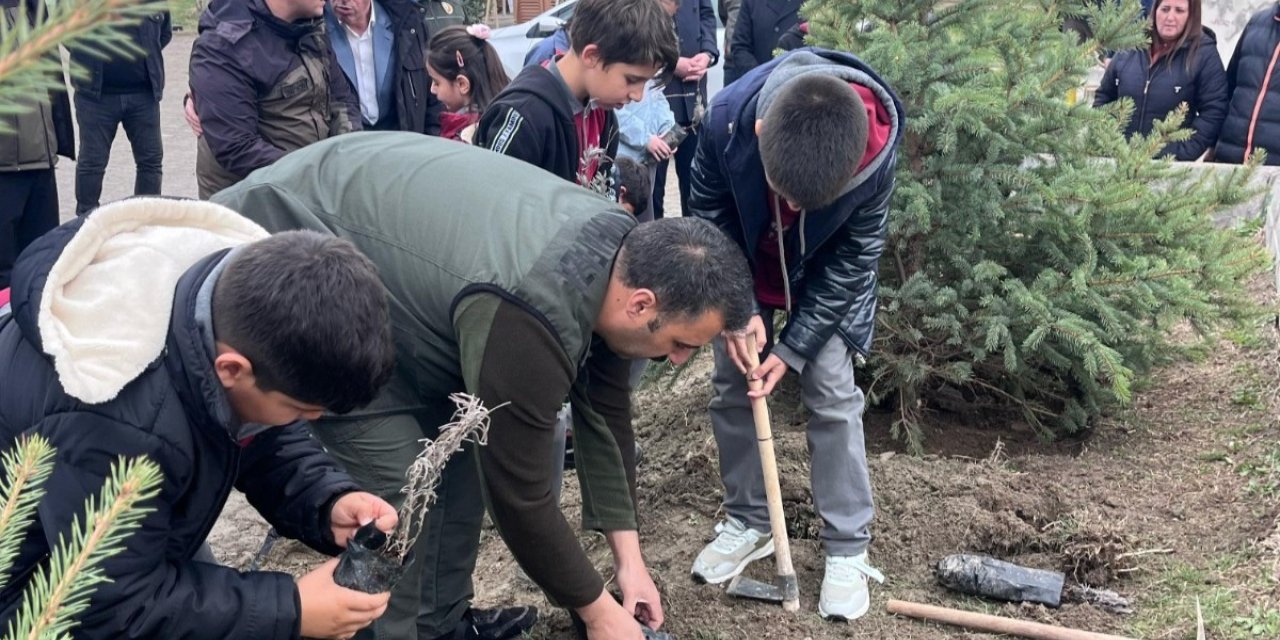 Erzincan’da şehit ailesiyle yeşil vatan için ağaç diktiler