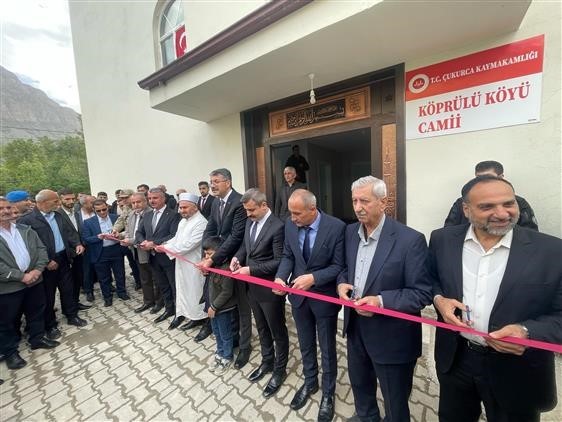Çukurca’da yapımı tamamlanan cami dualarla ibadete açıldı