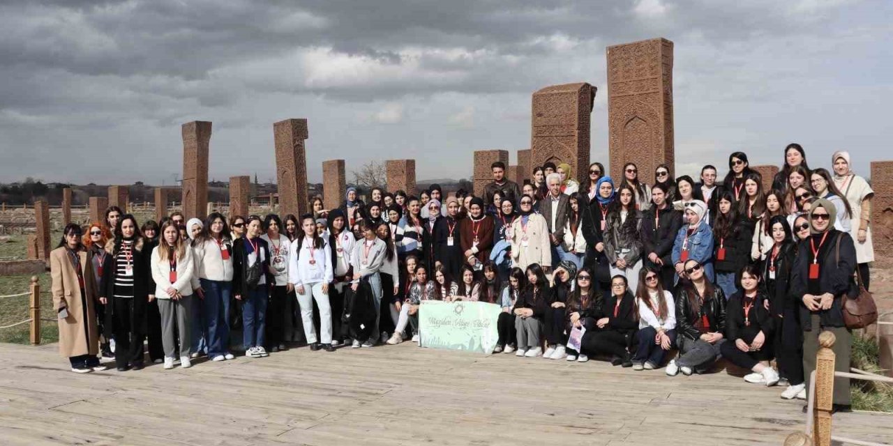 11 ilden gelen öğrenciler Ahlat’ın tarihi mekanlarını gezdi