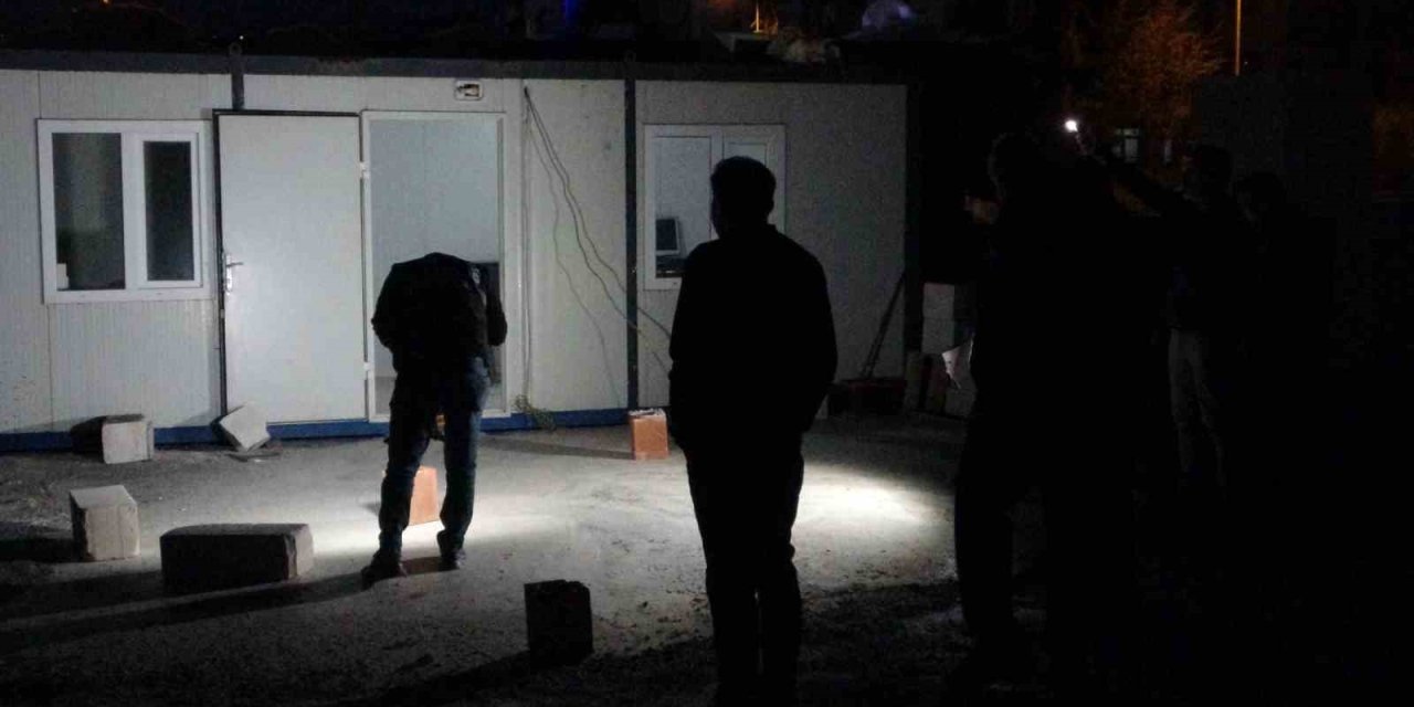 Konteyner içerisinde yaralandığını söyledi, boş kovanlar konteyner dışında bulundu