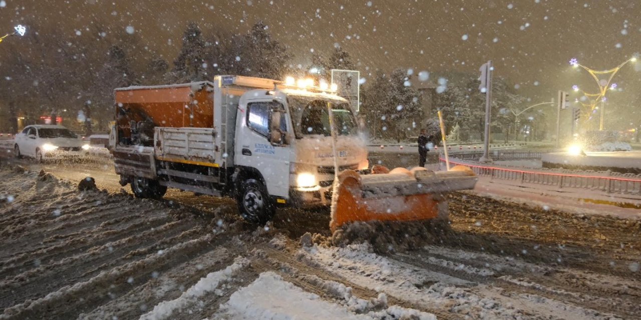Erzincan’da belediye ekipleri karla mücadele çalışmasını sürdürüyor