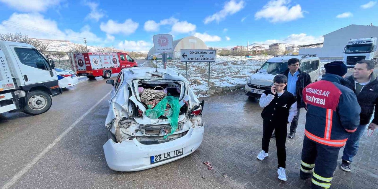 Elazığ’da greyder ile otomobil çarpıştı: 1 yaralı