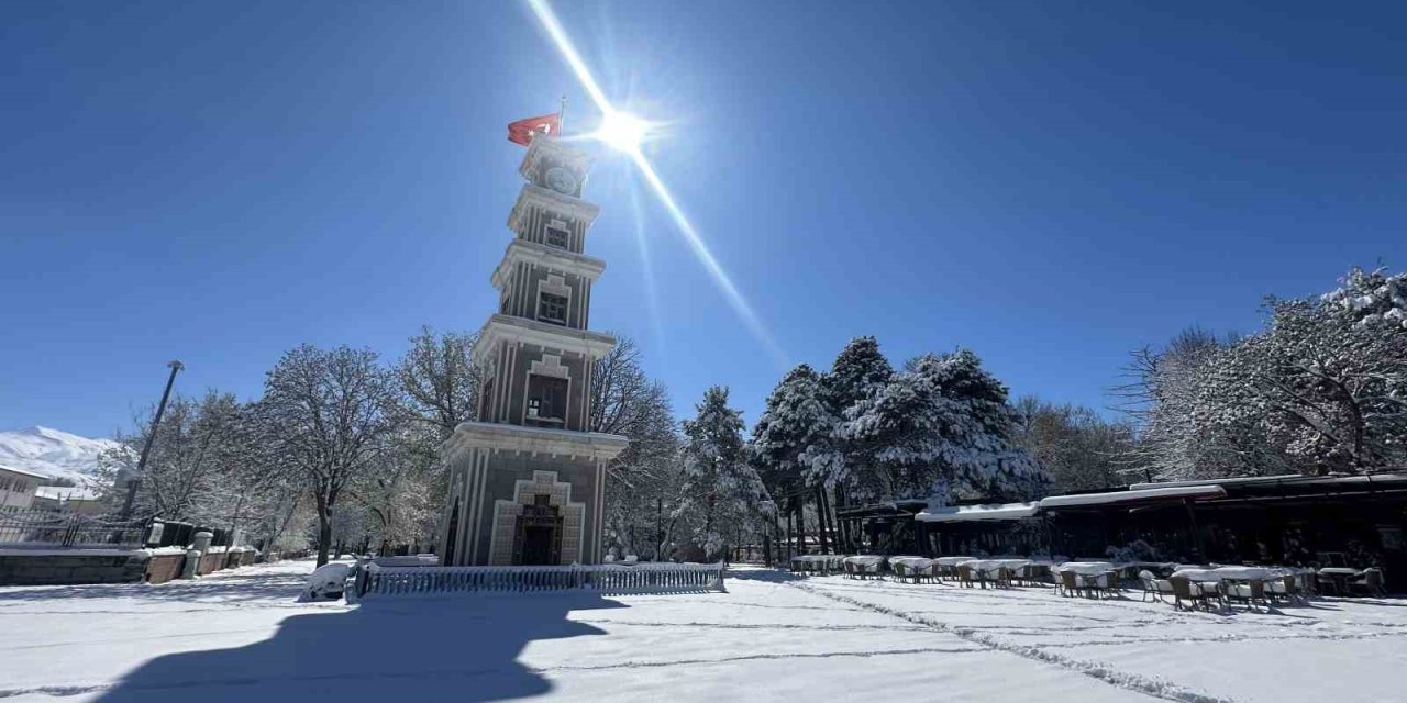 Erzincan nisan ayında güne karla uyandı