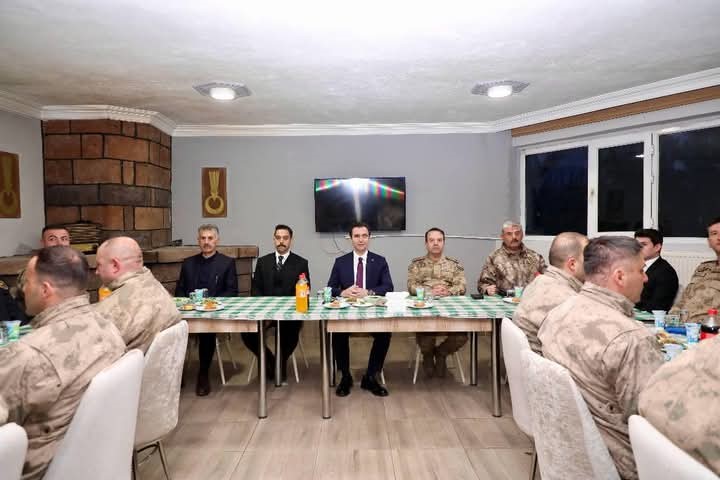 Vali Karakaya Mehmetçiklerle bir araya geldi