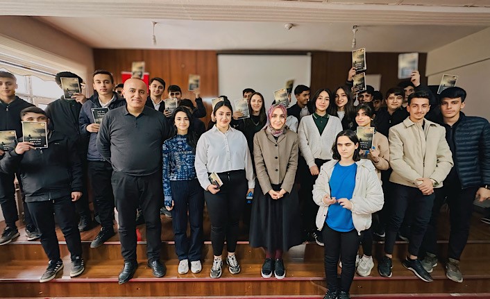 Yazar Sibel Oğuz, Yüksekovalı öğrencilerle buluştu