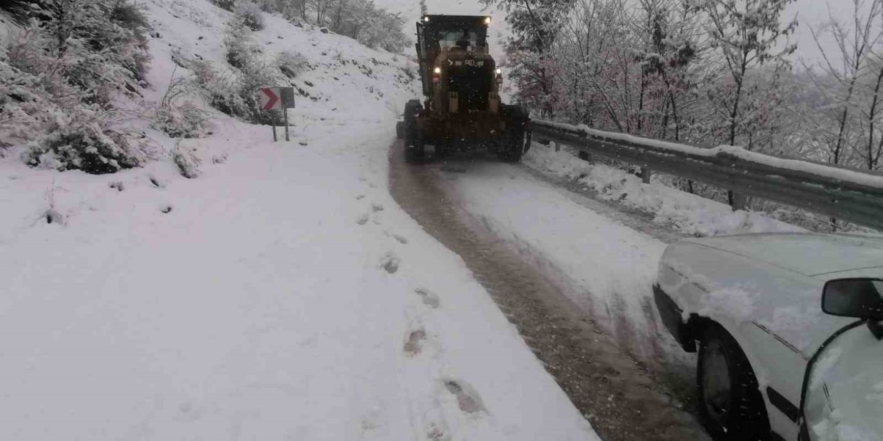 Elazığ’da yoğun kar yağışı sonrası yolda mahsur kalan araç kurtarıldı