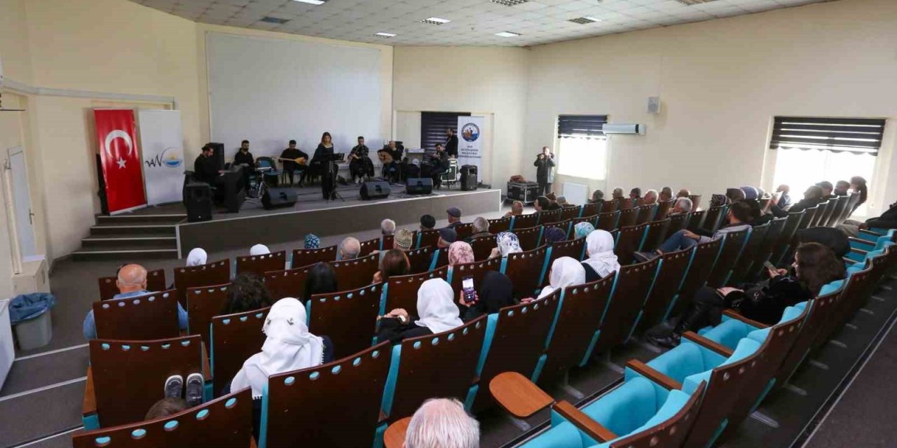 Van Büyükşehir Belediyesi yaşlılara özel konser düzenledi
