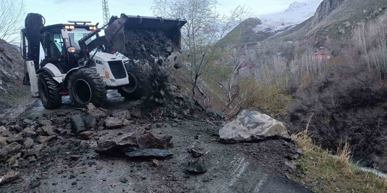 Hakkari’de yola düşen kayalar temizlendi