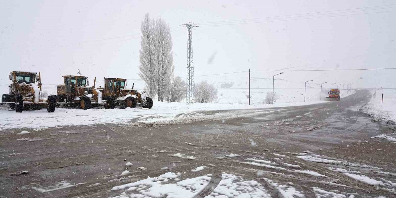 Erzincan’ın yüksek kesimlerinde kar yağışı aralıklı sürüyor