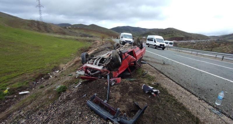 Elazığ’da otomobil takla attı: 3 yaralı