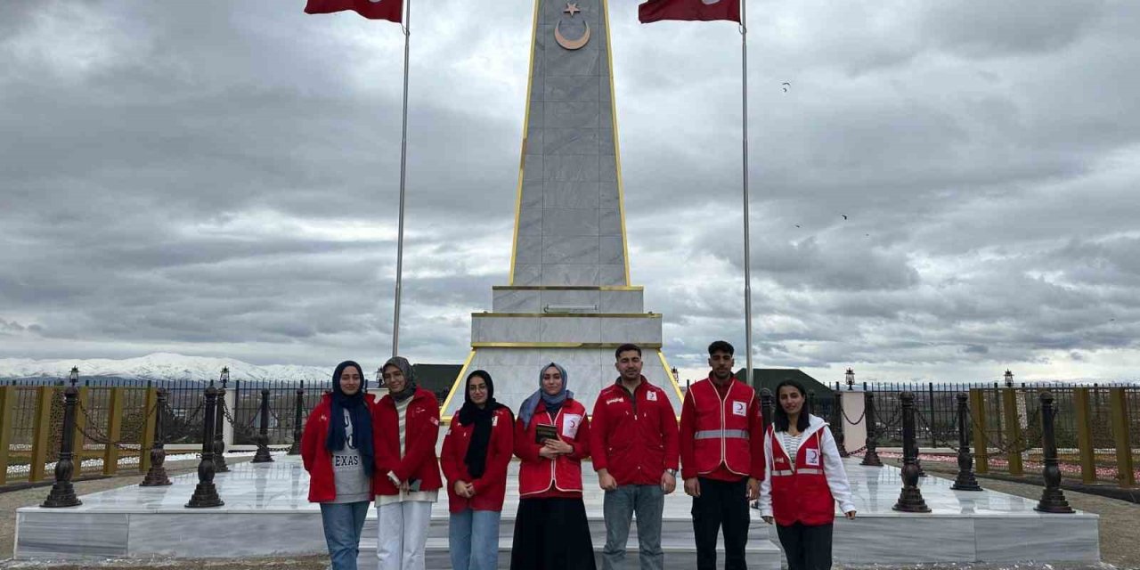 Kızılay gönüllülerinden şehitliğe ziyaret