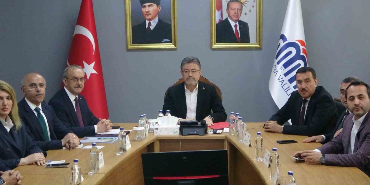 Bakan Yumaklı, zirai donun vurduğu Malatya’da incelemelerde bulundu