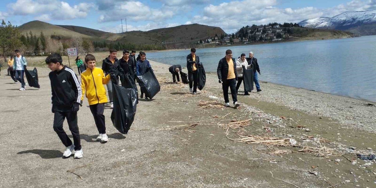 Elazığ Hazar Gölü çevresinde temizlik yapıldı