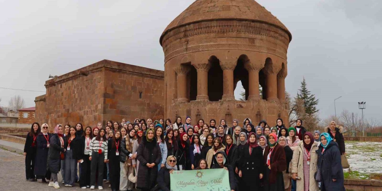 İstanbul’dan gelen öğrenciler Ahlat’ın tarihi mekanlarını gezdi