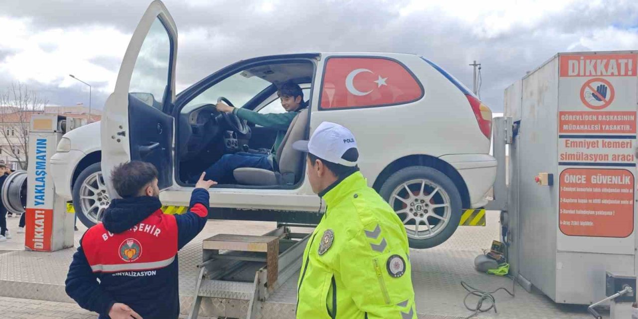 Malatya’da öğrencilere simülasyonla emniyet kemeri farkındalığı