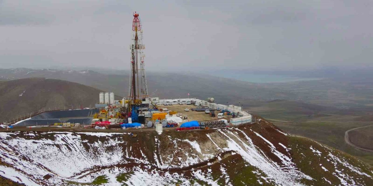 Van’da petrol arayışı: 200 tonluk dev sondaj kulesi kuruldu