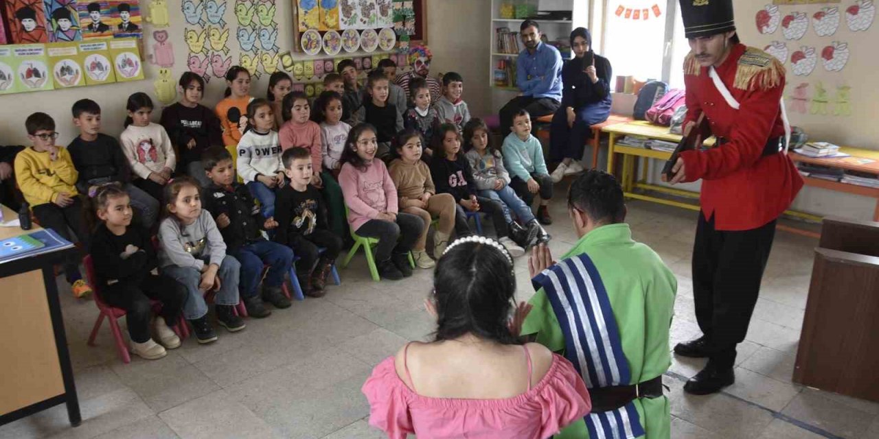 Bitlis’te ‘Köyden Köye, Okuldan Okula Tiyatro’ projesi