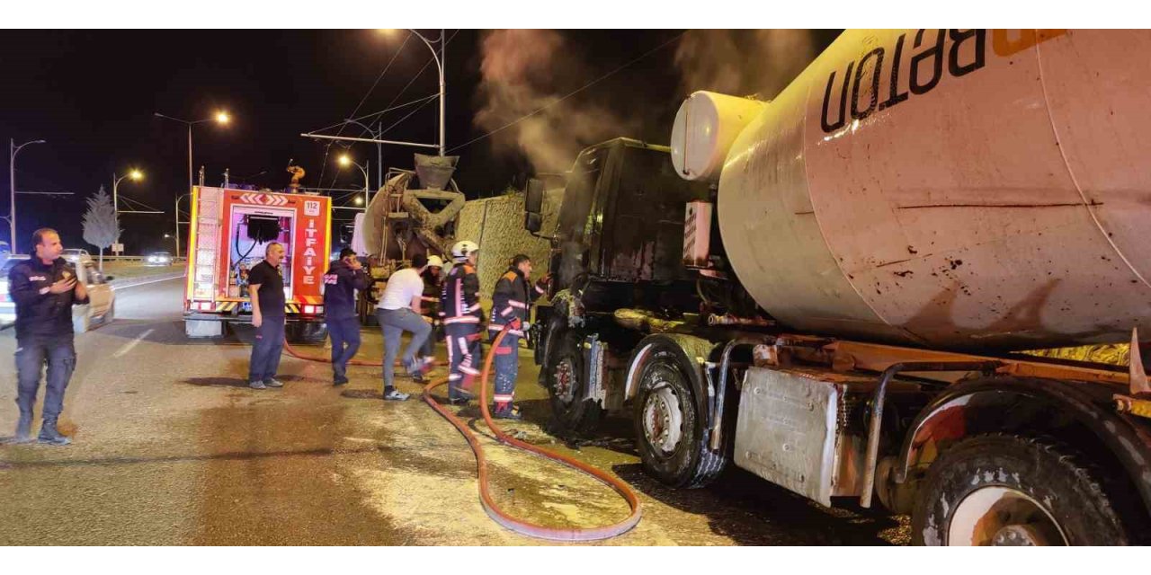Seyir halindeki beton mikseri alev aldı