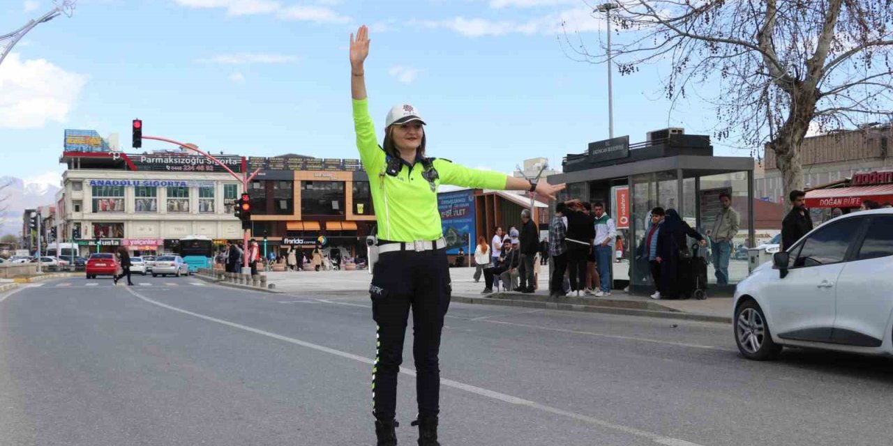 Erzincan trafiğine kadın eli değdi