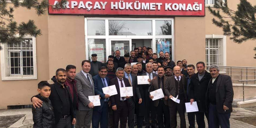 AK Partili Arpaçay Belediye Başkanı Erçetin Altay mazbatasını aldı