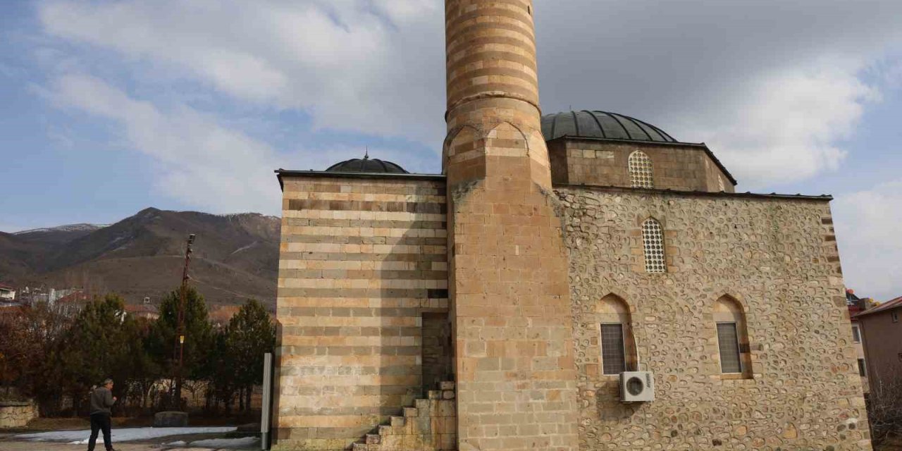 Türkiye’nin ilk taşınan tarihi camisi Sungur Bey, cemaatini ağırlamaya devam ediyor