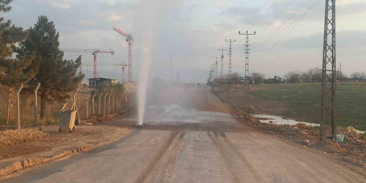 Malatya’da patlayan borudan fışkıran su metrelerce yükseğe çıktı