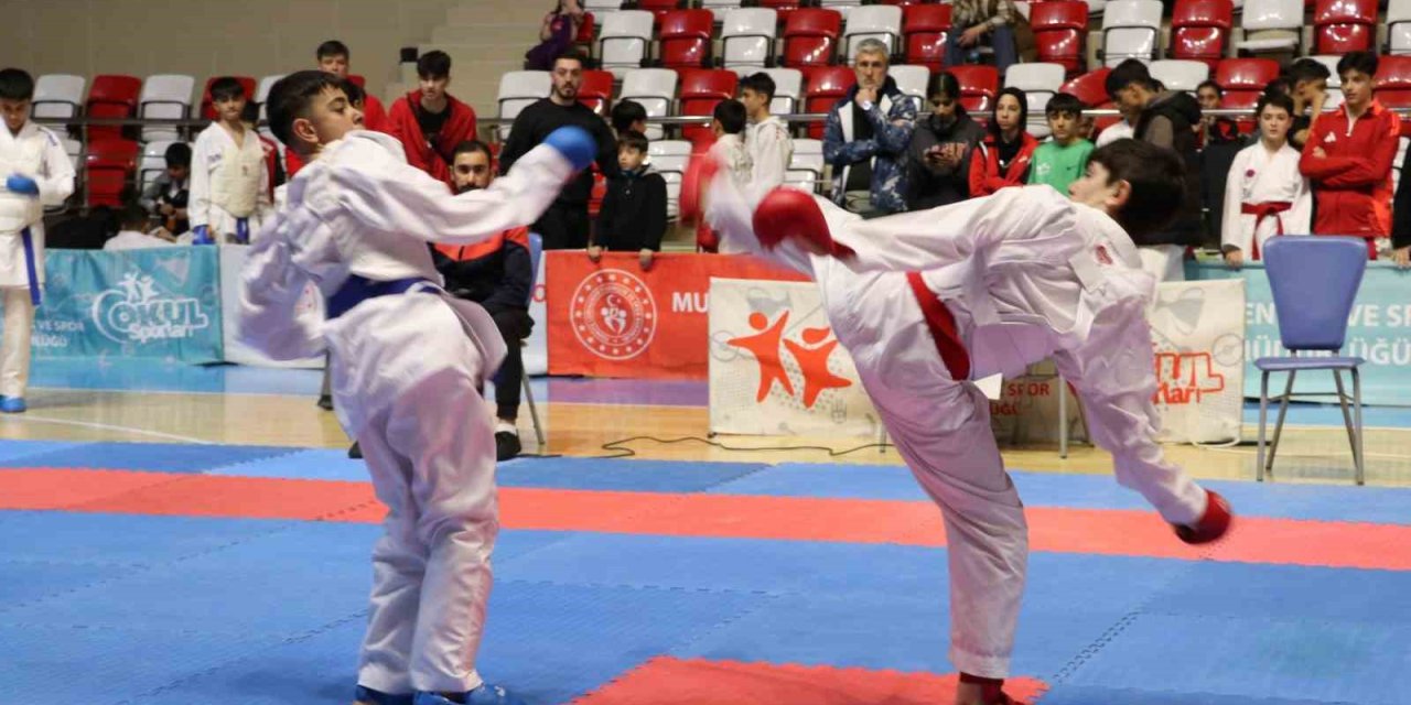 Muş’ta karate grup birinciliği müsabakaları başladı