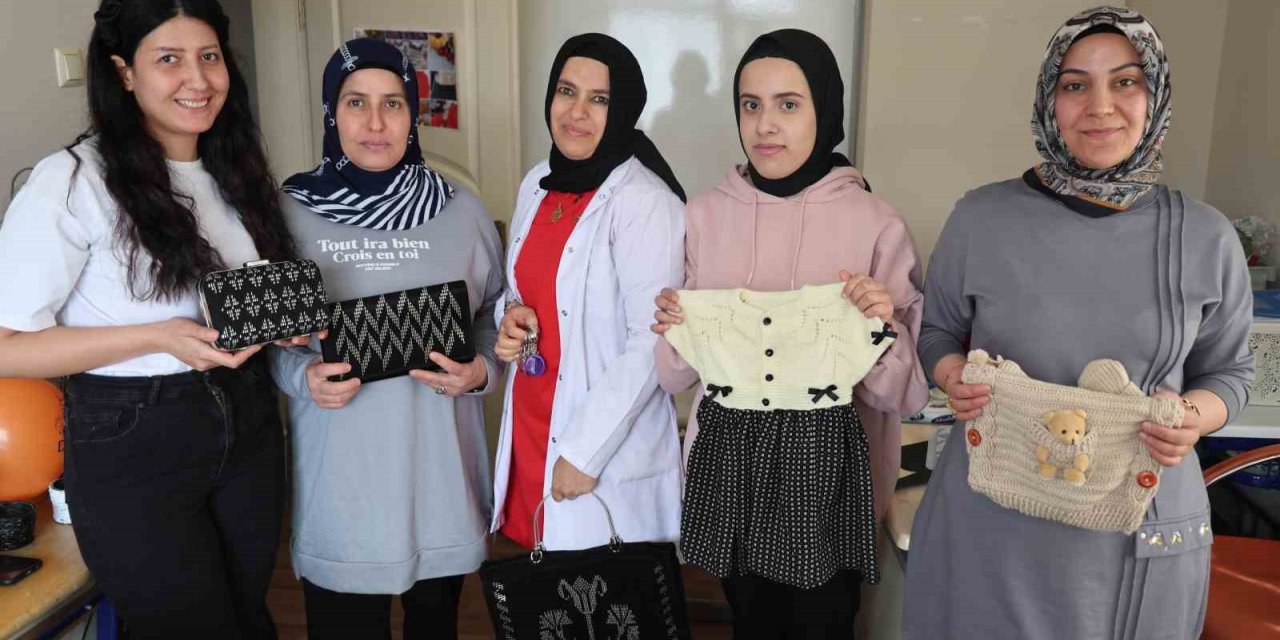 Kadınlar el sanatları kursunda hem sosyalleşiyor hem de öğreniyor