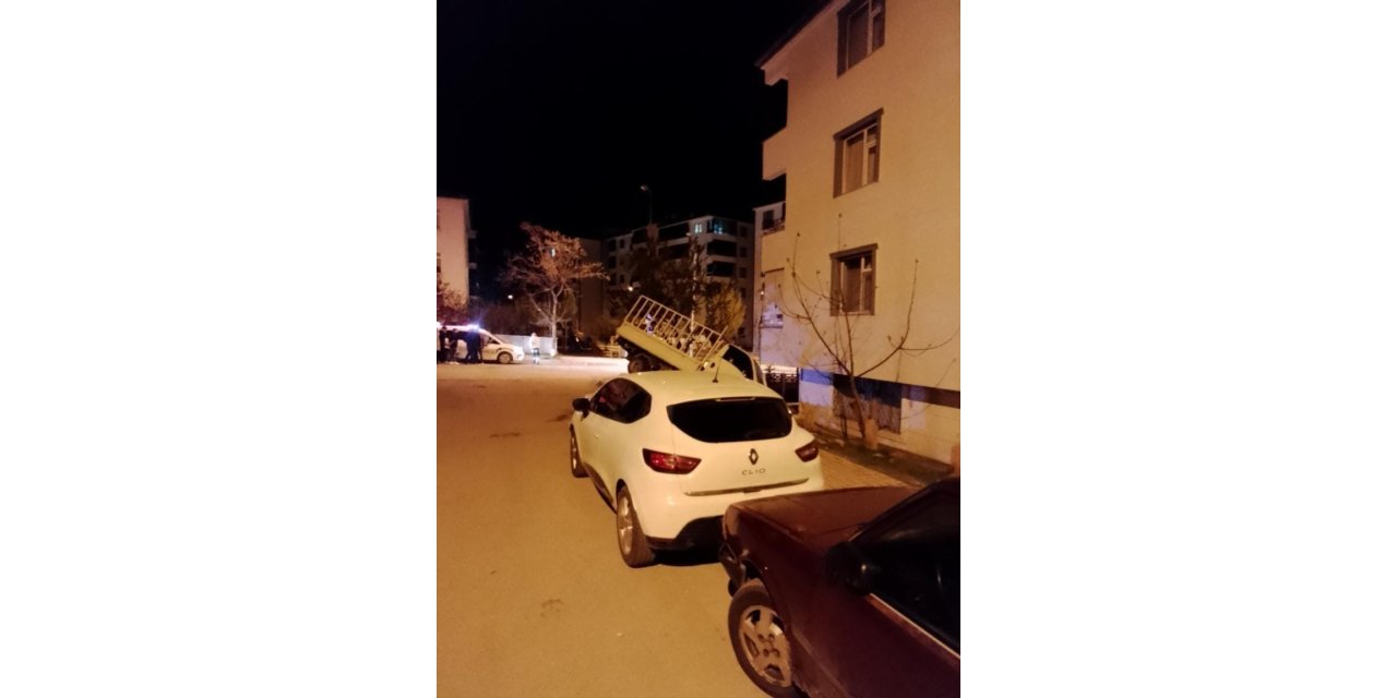 Elazığ’da pikap apartman bahçesine uçtu