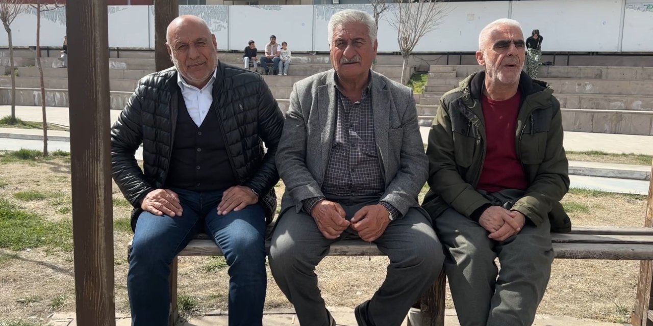 Güneşli havayı fırsat bilen Yüksekovalılar parklara akın etti