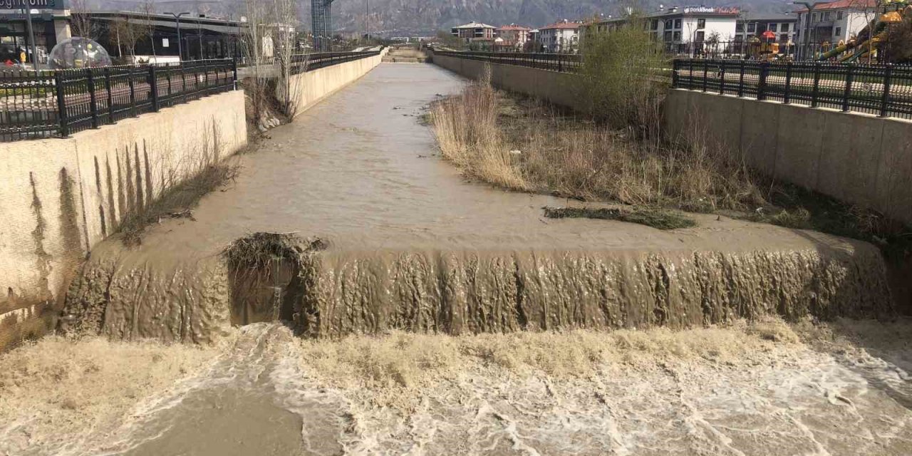 Kuruyan Vasgirt deresinden sel akıyor