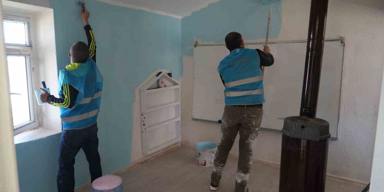 Hükümlüler 23 Nisan öncesi köy okulunu yeniledi