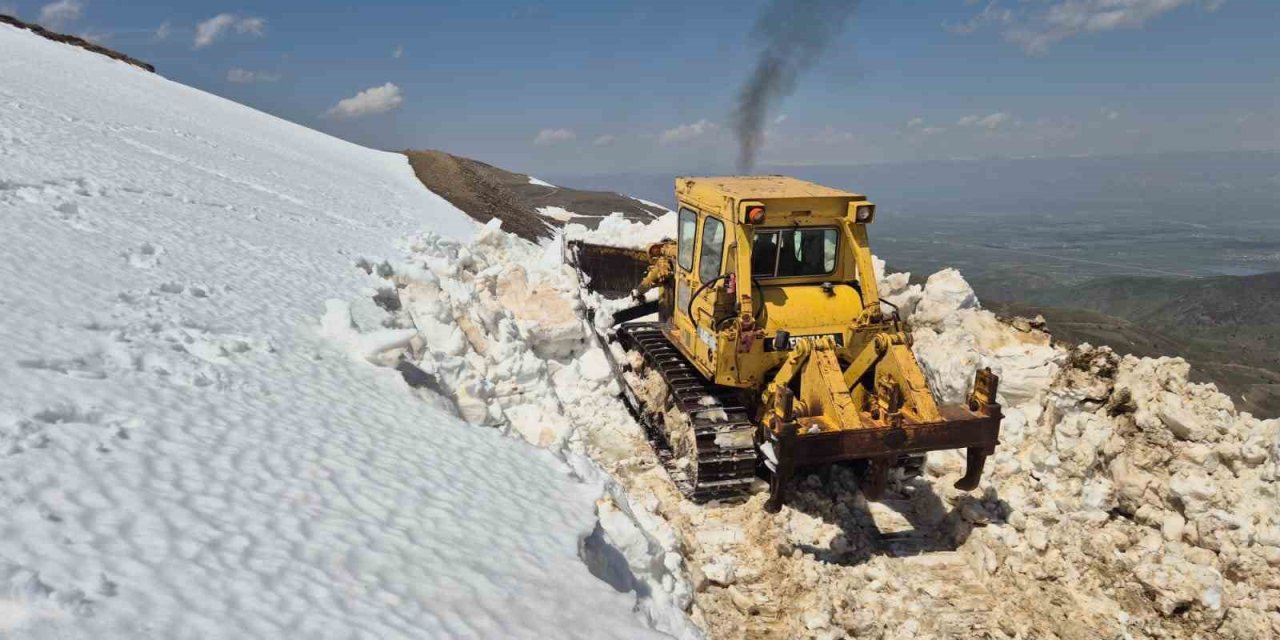 Muş’ta 2 metreyi bulan karda yol açma çalışması