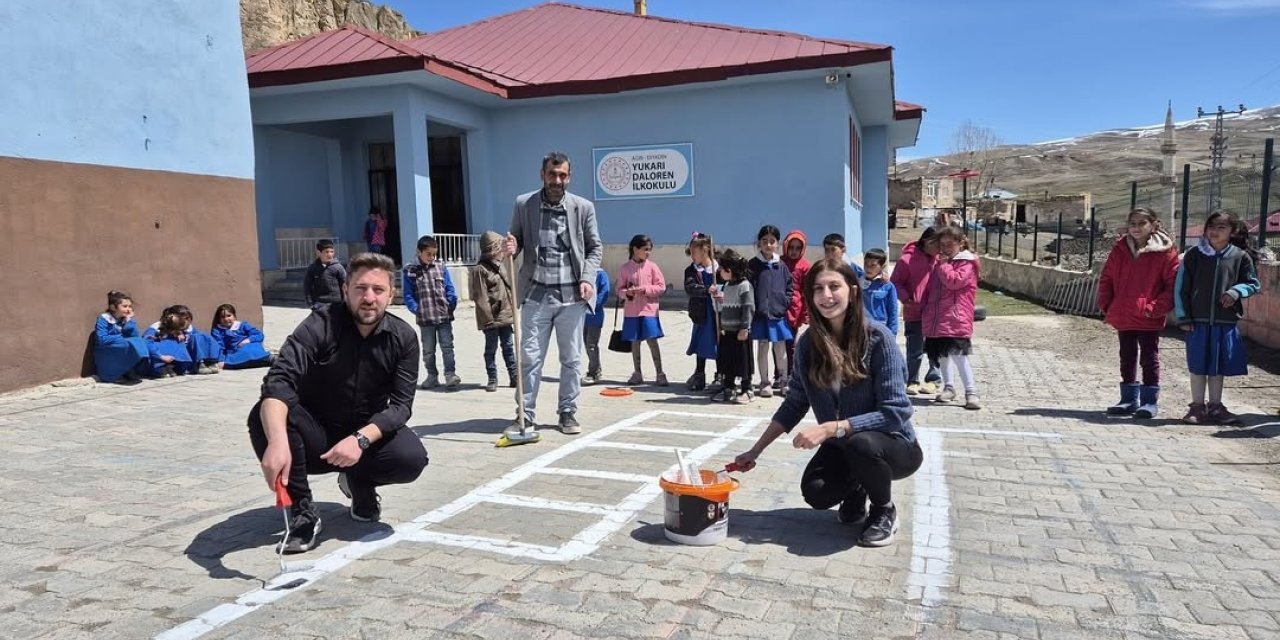 Öğretmenlerden oyun alanına renkli dokunuş