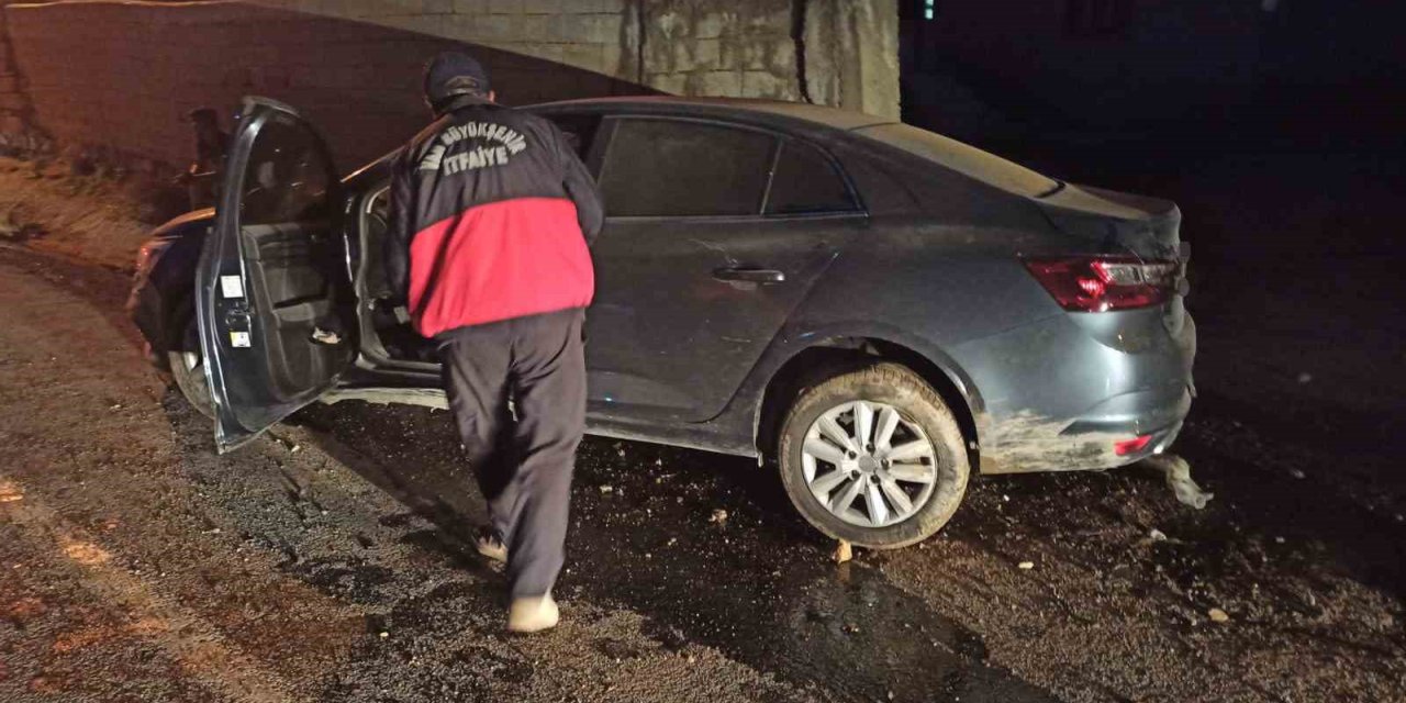 Van’da otomobil duvara çarptı: 3 yaralı