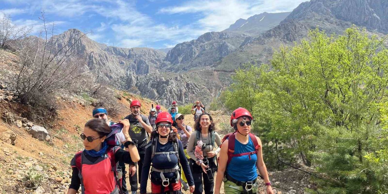Dağcılar Kemaliye’de via ferrata parkuruna tırmandı