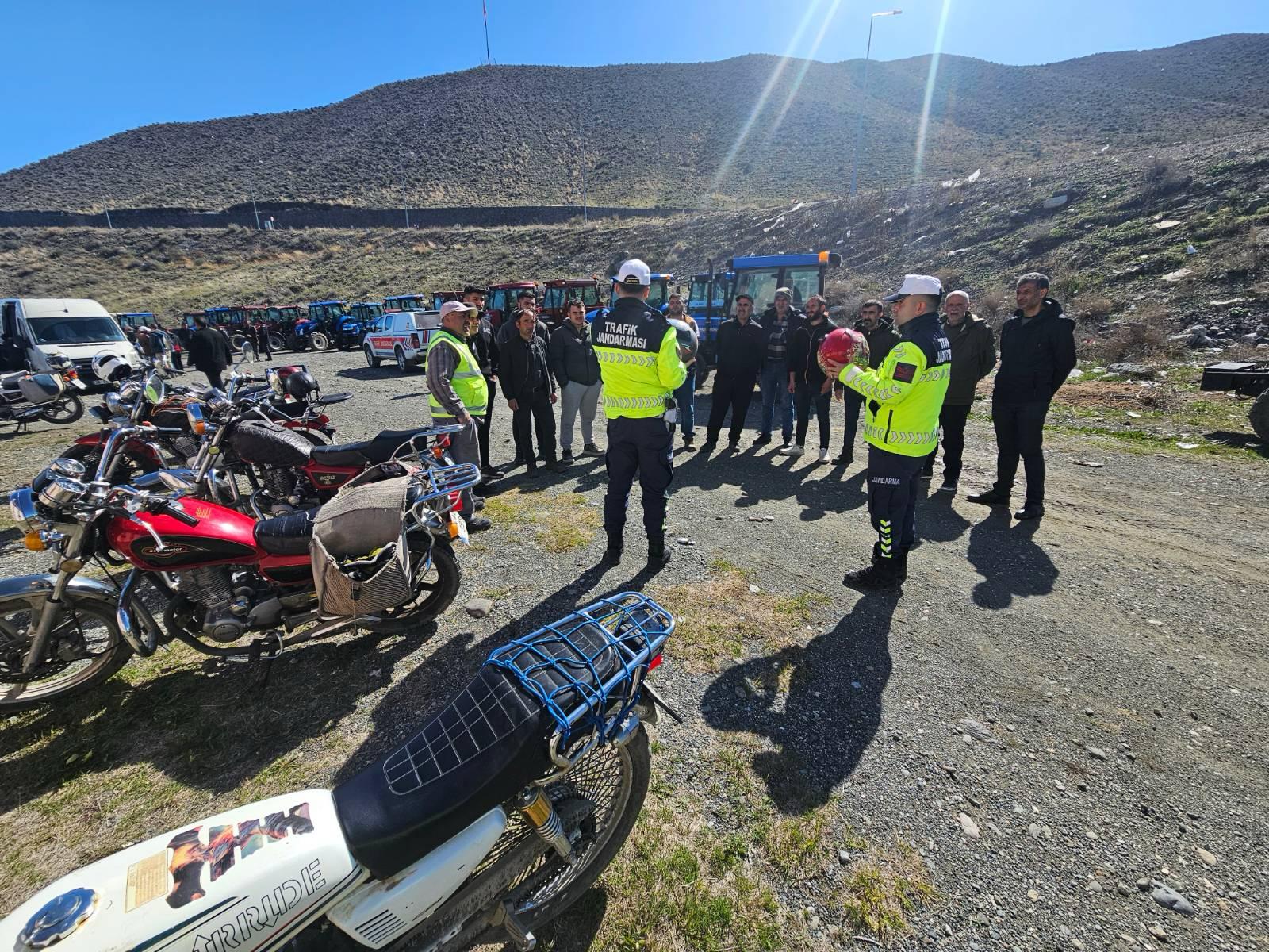 Kars’ta Motosiklet Sürücüleri Bilgilendirildi