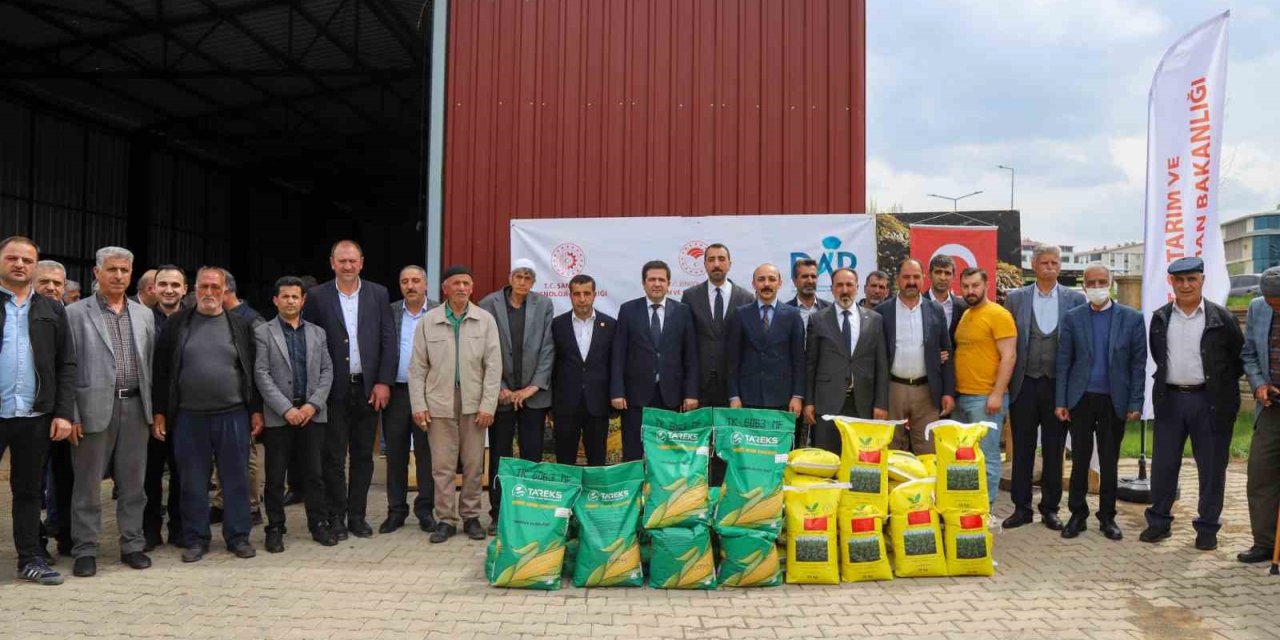 Bingöl’de çiftçilere yüzde 70 hibeli yem bitkisi tohumu dağıtıldı