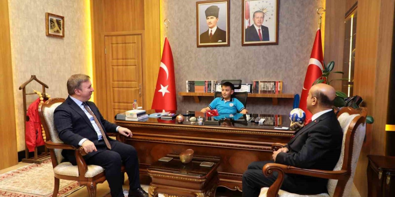 Vali Aydoğdu 23 Nisan’da makam koltuğunu çocuklara devretti