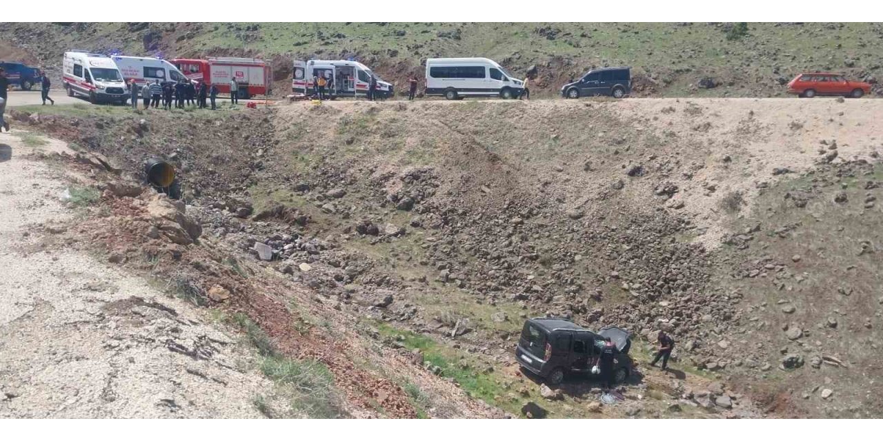 Elazığ’da hafif ticari araç şarampole yuvarlandı: 5 yaralı